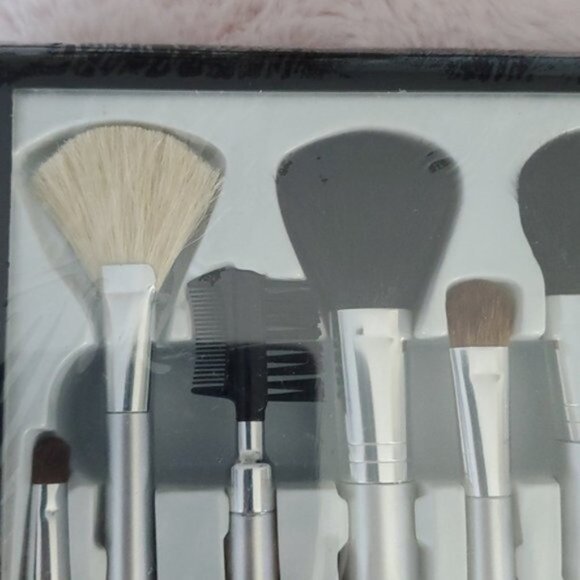"The Color Workshop" 8 Professional Makeup Brushes + Mirror and Case- NWOT - Picture 4 of 8